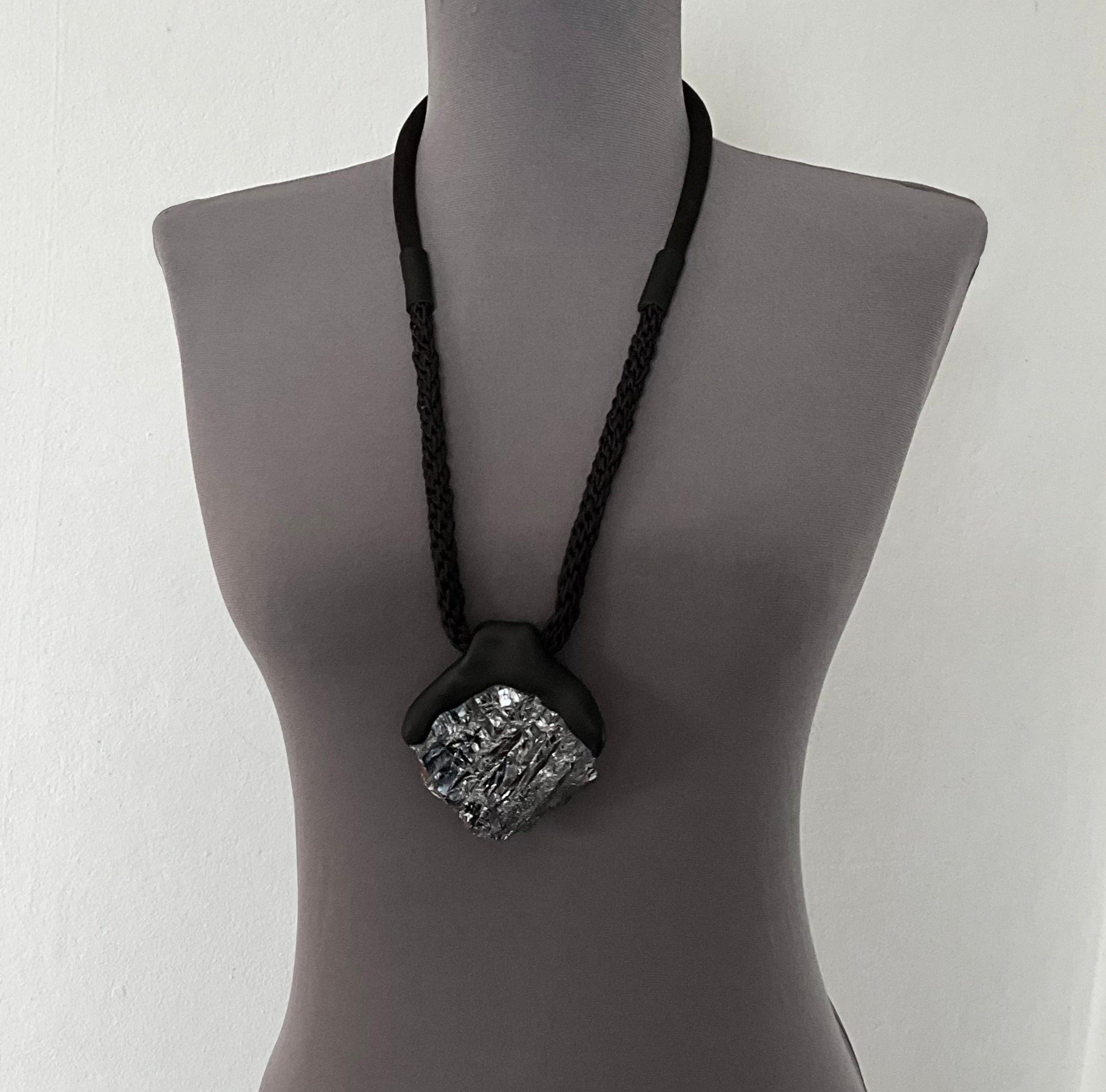 Terahertz Necklace Black