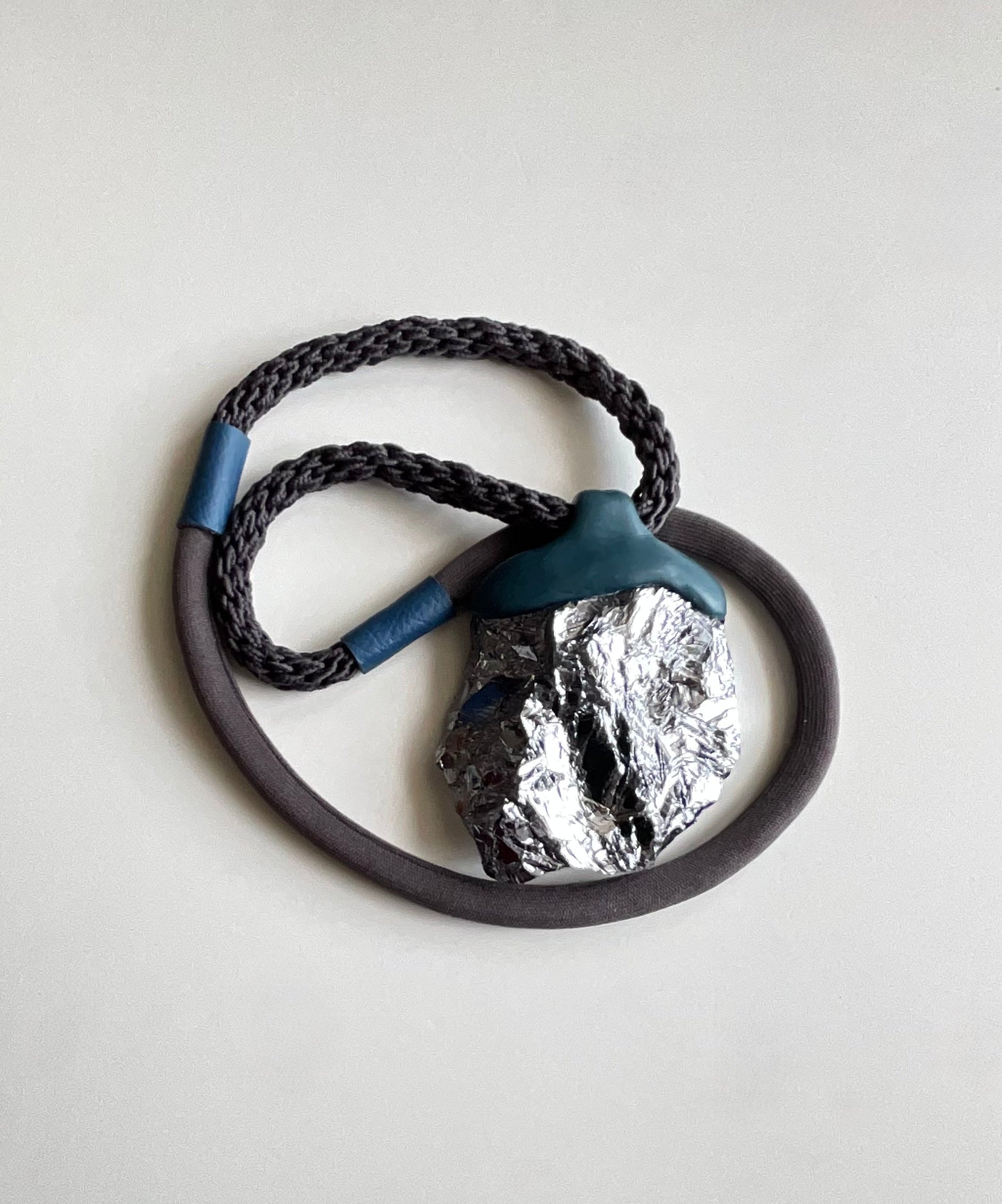Terahertz Necklace Blue-Gray