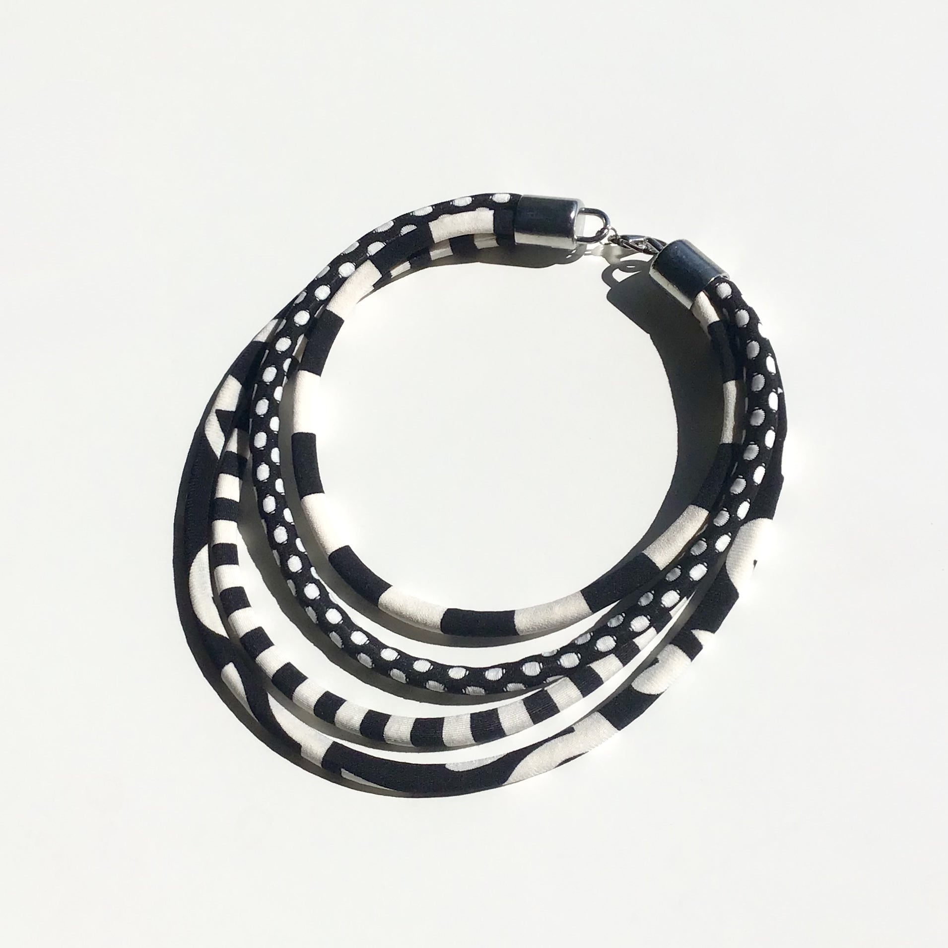SLIMS NECKLACE Black And White